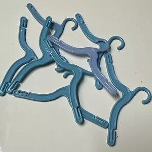 Lote 8 perchas de ropa vintage para muñeca Barbie azules - Imagen 1 de 5