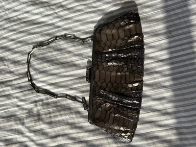 Bolso de mano Judith Leiber negro de piel de serpiente de pitón bolso sin asas con herrajes de Swarovski Foto 1 de 4