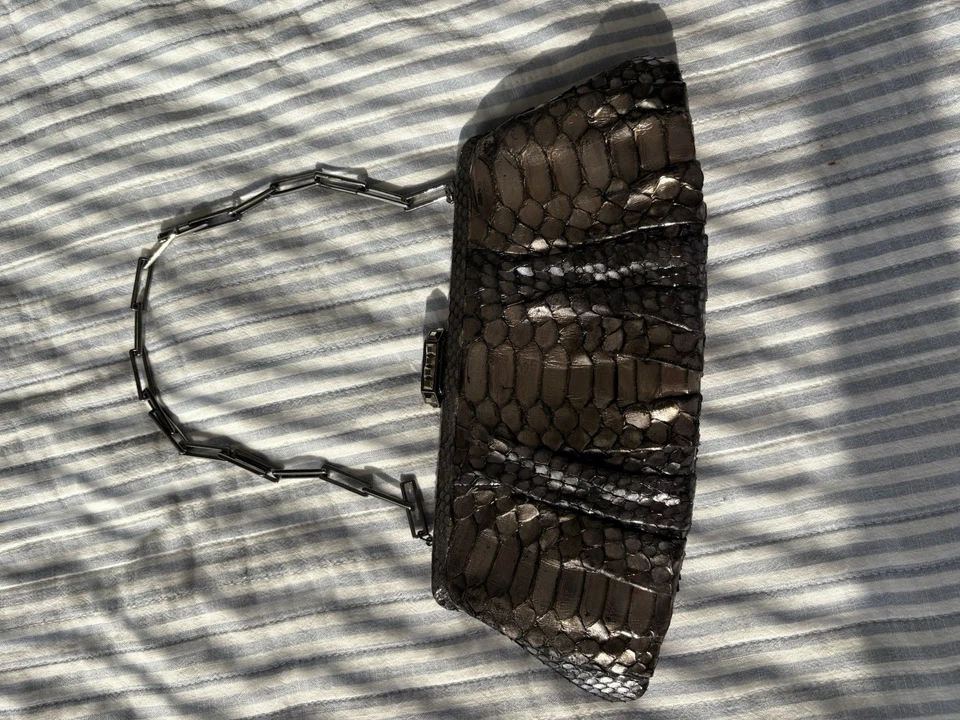 Bolso de mano Judith Leiber negro de piel de serpiente de pitón bolso sin asas con herrajes de Swarovski Foto 1 de 4