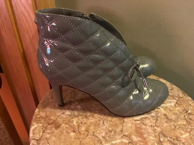 8.5 码 HOT IN HOLLYWOOD 绗缝靴子踝靴灰色专利皮革 — 第 1/4 张图片