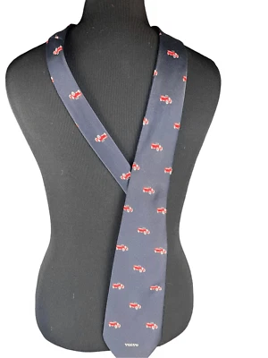 Volvo hecho en especialidad diseño sueco logotipo de coche azul rojo cuello corbata concesionario de coches Foto 1 de 4