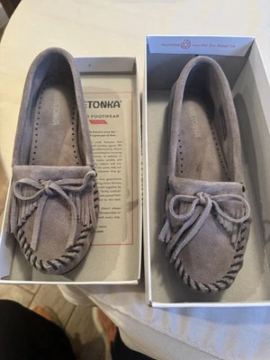 MINNETONKA KILTY PLUS GREY MOCCASIN SIZE 8 NEW IN BOX - Image 1 of 4