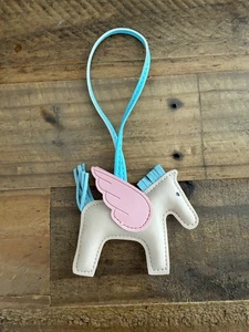 NUEVO Cuero Pony Caballo Alas Bolso Volador Dije Hermoso Llavero Rosa Azul - Imagen 1 de 2