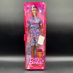 Barbie Fashionistas Muñeca Ken #162 Gráfico Púrpura Conjunto Zapatos Amarillos Nuevos - Imagen 1 de 11