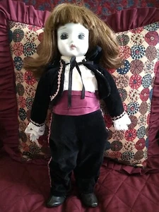Vintage 15,5" Aufziehmusik Porzellan/Biskuspuppe, Samt-Outfit, McCurdys Tag - Bild 1 von 5