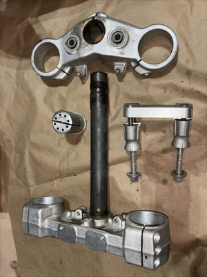 DUCATI HYPERMOTARD 1100 S GENUINO OEM ÁRBOL ABRAZADERAS TRIPLES BARRAS ÁRBOL YUGO TUERCA Foto 1 de 4