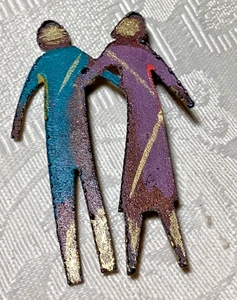 Brosche Anstecknadel Vintage Gina Napa Kunsthandwerk Metall bemalt 2 Figuren Freunde 2-1/4 x 1-1/4" - Bild 1 von 5
