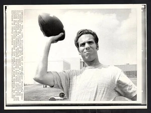 1972 Press Photo, Roger Staubach Dallas Cowboys, Back At Work After Surgery - Picture 1 of 3