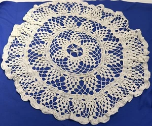 Vintage round white crocheted doily with scalloped edges Granny Core Country - Picture 1 of 3