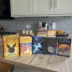 Eine schöne Auswahl von 5 Harry Potter Büchern.  Hardback alles guter Zustand danke - Bild 1 von 4