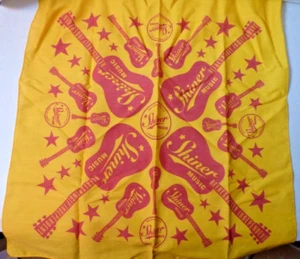 Guitarra Shiner Music Fest Refrescantemente Independiente Roja y Amarilla Bandana Beer TX - Imagen 1 de 3