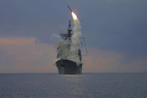 US NAVY USN USS CAPE ST GEORGE (CG 71), launching a Tomahawk 12X18 Photograph - Picture 1 of 1