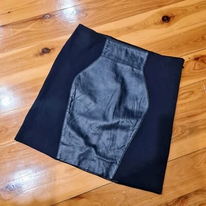 Women's size 2 = AU 6 'GUESS BY MARCIANO' Gorgeous black leather panel skirt-EUC - Picture 1 of 3