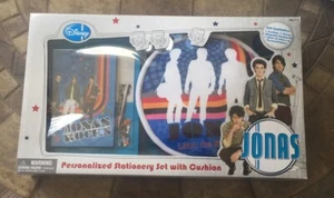 Set di cancelleria personalizzata Jonas Brothers Disney JONAS TV Show con cuscino NUOVO - Foto 1 di 4