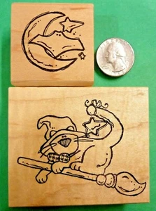 Gato brujo en escoba y luna murciélago - Juego de (2) estampillas montadas en madera de Halloween - Imagen 1 de 1