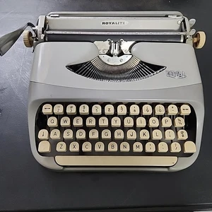 VINTAGE ROYAL ROYALITE ROYAL MCBEE TYPEWRITER PORTABLE For Parts Or Repair - Picture 1 of 10