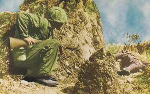 Okinawa Sniper Hunting, Japón, durante la Segunda Guerra Mundial (Reproducción) --POSTAL - Imagen 1 de 2
