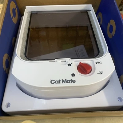 Solapa de puerta electromagnética Cat Mate para gatito con 2 imanes de cuello caja abierta Foto 1 de 4