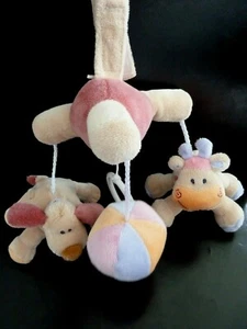 A8- DOUDOU MUSICAL A SUSPENDRE NATTOU VACHE CHIEN BO ET BALLE - EXCELLENT ETAT - Picture 1 of 1