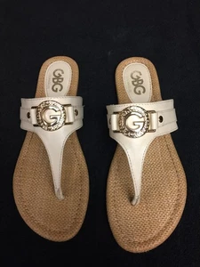 GBG Los Angeles cremefarbene Damen-Sandalen mit T-Riemen ─ Größe 6,5 m goldene Beschläge - Bild 1 von 9