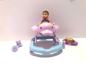 Barbie-Familia Feliz-Bebé Hispano Krissy Nikki y Andador de Bebé con Accesorios - Imagen 1 de 5