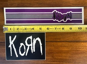 Juego De (2) PEGATINAS DE PARACHOQUES KORN De Colección RARAS CALCOMANÍA DE METAL Años 90 Banda de Rock NUEVO - Imagen 1 de 1