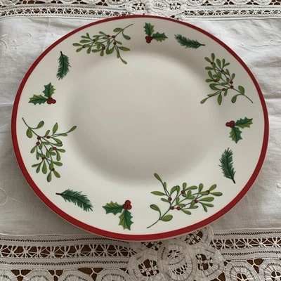 Juego de 2 platos de cena Royal Norfolk 10 1/2" bayas de acebo de Navidad Foto 1 de 4