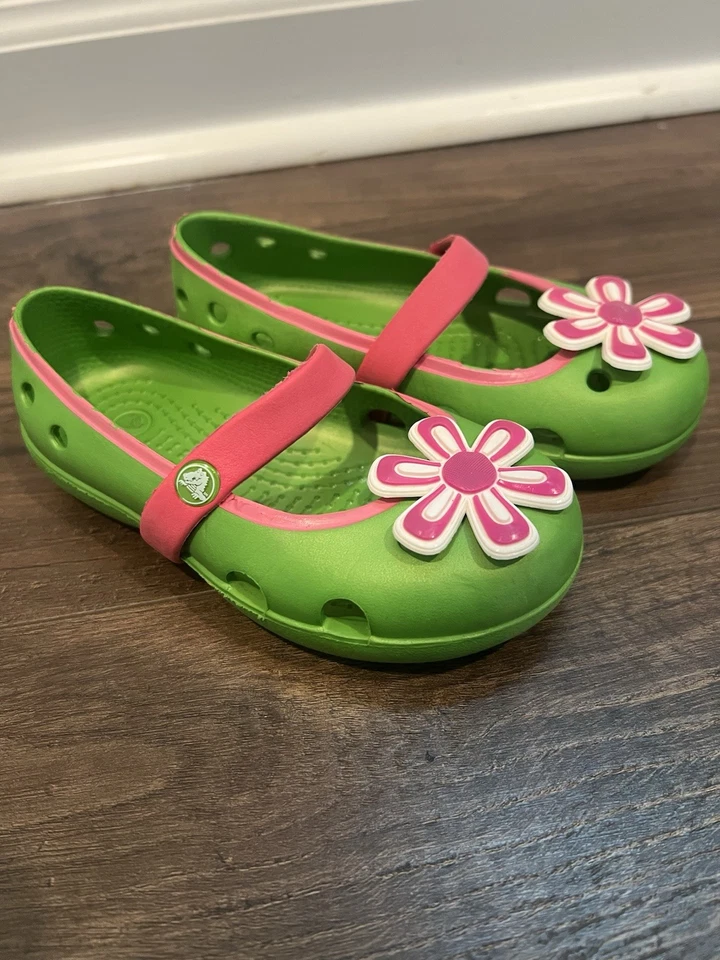 Zapatos planos de ballet Crocs verdes y rosas Mary Jane talla C8 (algunos copos rosas) Foto 1 de 4