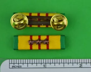 VIETNAM SERVICE MEDAILLE BANDLEISTE auf Halter mit 3 Bronze Kampagne Sterne - Bild 1 von 2