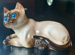 Vintage Siamese Cat Figurine Statuette Porcelain Blue Eyed Kitten Kitty Laying - Picture 1 of 12