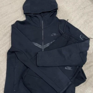 Essential streetwear staple — black Nike Tech Fleece - Picture 1 of 1