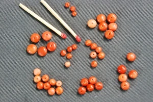 15 Stk echte Mittelmeer Koralle rund halbgebohrt aus Altbestand ca. 3,5 mm antik - Bild 1 von 2