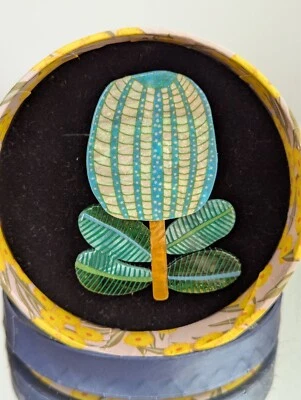 Broche de resina Erswilder X Jocelyn Proust The Color of Envy Banksia, pin-nuevo con etiquetas 2023 Foto 1 de 4