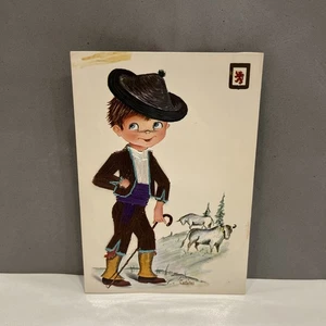 CARTOLINA COLORI POST CARD MADE IN SPAIN IN RILLIEVO MUCCHE RAGAZZO BASTONE - Foto 1 di 4