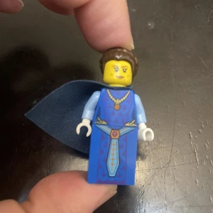 LEGO Queen Halbert minifigure with dark blue cape Nexo Knights 70325 - Picture 1 of 2