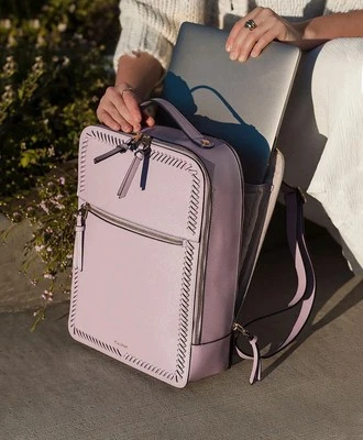 Mochila para portátil Calpak Kaya 15 pulgadas nueva con etiquetas en lavanda 15,5” x 11,5” x 4,25” Foto 1 de 4