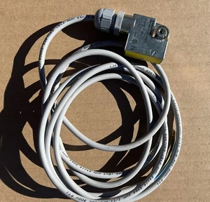 Turck BIM-IKM-AZ3X2-B3131 mit KLI3 Magnetfeldsensor mit Halterung - Bild 1 von 2