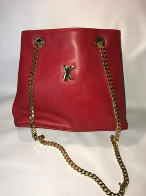 Cartera bandolera Paloma Picasso de cuero rojo con correa de cadena dorada Foto 1 de 4