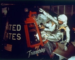 Neues NASA-Foto: John Glenn betritt Freundschaft 7 für 1. Erdumlaufbahn - 6 Größen! - Bild 1 von 7
