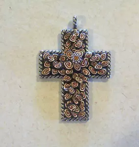Hecho a mano marrón y negro remolino de arcilla antigua diseño de plata cruzada colgante - Imagen 1 de 2