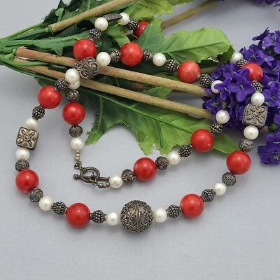 Collar de cuentas de coral rojo y perlas hecho a mano con detalles en plata. Foto 1 de 4