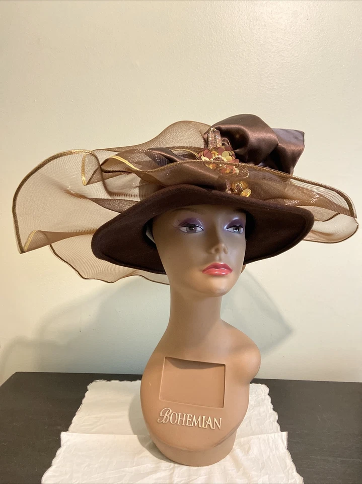 Sombrero Derby Ala Grande Whittall and Shon Marrón Con Borde Dorado Lazo Cuentas de Tul Foto 1 de 4