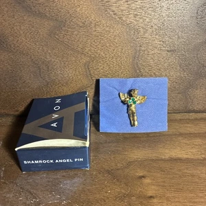 NOS Vintage 2005 Avon Shamrock Angel Pin Gold Tone Green Jewels - Picture 1 of 5