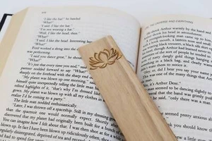 Lotus Flower PERSONALIZED Bookmark Yoga Engraved Wooden Bookmark Yoga Teacher - Bild 1 von 9