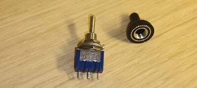 interrupteur on-off-on 6A 125V AC  à souder diamètre 6mm avec capuchon - Photo 1/4