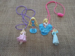 Lote de 2 figuras y dos collares de muñecas miniatura Barbie Mattel - Imagen 1 de 6