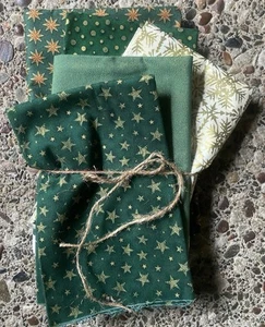 Lot Of 4 Quilt Christmas Fabrics -4 1/2 Yards) Green Gold White Snowflakes Stars - Picture 1 of 16