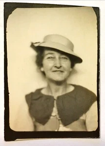 Cabina de fotos vintage dama en sombrero moda sonriente alrededor de 1930 era de la depresión - Imagen 1 de 1