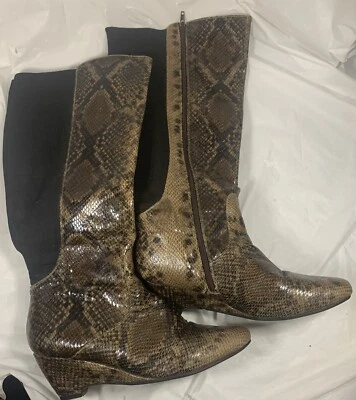 Botas de cuña altas Lane Bryant para mujer de piel de serpiente imitación marrón 9 anchas Foto 1 de 3