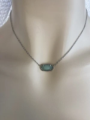 Colar Pingente Kendra Scott Elisa em Pedra Verde Claro, Tom Prata - Imagem 1 de 4